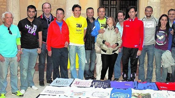 Atletas y miembros del Club Deportivo Atletismo del Cerrato posan durante la exposición celebrada con motivo de sus 30 años de historia. 