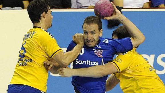 Fernando intenta pasar entre dos contrarios, en un partido anterior. Ricardo Otazo