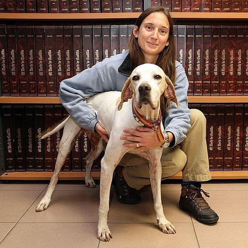 Cristina García, con su mascota ‘Cuco’, un pointer de ocho años, en la redacción de El Norte.