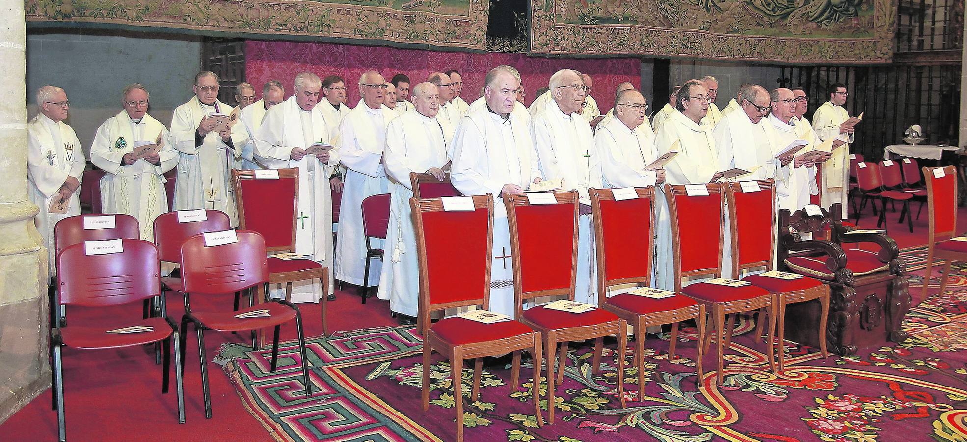 Sacerdotes palentinos, durante la celebración de la Misa Crismal, el 15 de abril de este año. 