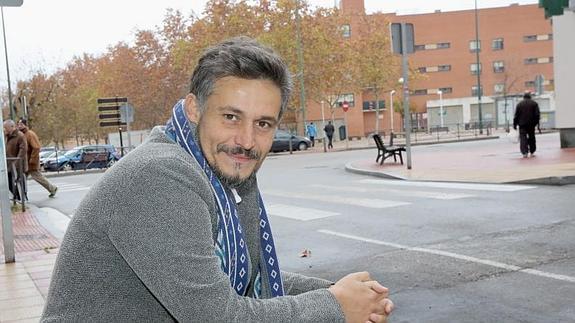 Leonardo Anselmi  posa en una calle de la Rondilla. 