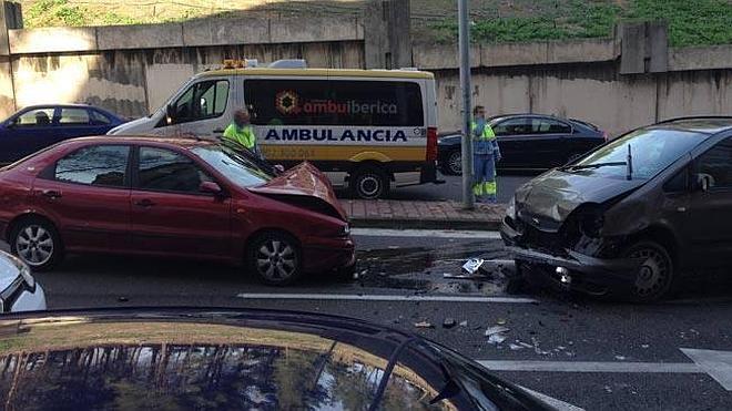 Dos heridos en un choque frontal entre dos turismos en Parquesol