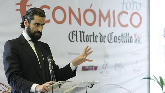 Iñaki Ortega durante su intervención en el Foro Económico de El Norte en Salamanca. Almeida