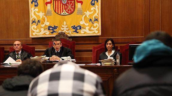 El presidente de la Audiencia y del tribunal, Ignacio Pando (centro) se dirige a los acusados, de espaldas.Diego de Miguel-Ical