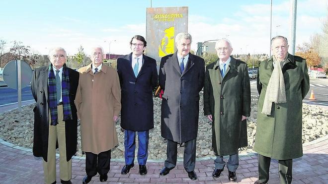 Jesús Posada y el alcalde posan con representantes salmantinos de la política durante la Transición. 