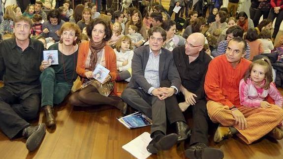 En primera fila, Ángel Sánchez, Ana Gallego, Mercedes Cantalapiedra, José Mª Viteri, Suso González y Yonder Rodríguez. 