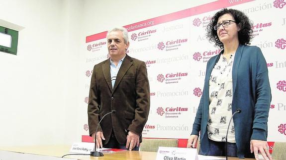 José María Rodríguez y Oliva Martín ayer en la sede de Cáritas Diocesana de Salamanca. 