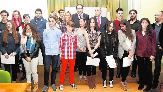 Los alumnos premiados posan con los representantes institucionales y el equipo directivo de la Escuela de Arte Mariano Timón.