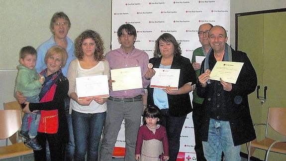 Algunos de los socios y voluntarios de Cruz Roja homenajeados este viernes. 