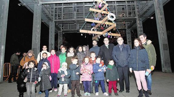 El alcalde y el presidente de la Diputación, con un grupos de niños, junto al árbol ecológico. 