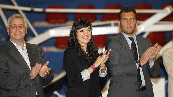 Sara Bayón, entre el presidente de la Federación de Castilla y León de Gimnasia Rítmica, Fernando Nieto, y el presidente de la Federación Española, Jesús Carballo. 