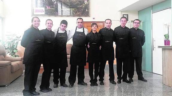 Los ocho camareros y cocineros que el hotel tiene contratados como personal laboral.