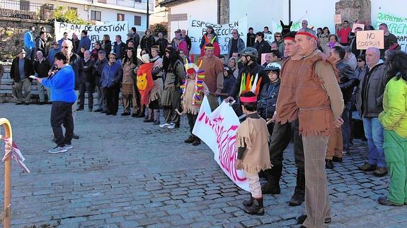 Los manifestantes portaban pancartas contra las prohibiciones del plan de gestión y contra la propia Junta, recordándoles la proximidad de las elecciones. 