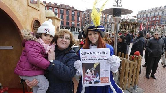 El cartero real sostiene la portada de El Norte con la fotografía en la que aparece con la niña que se encuentra al lado. 