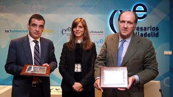 Ignacio Pérez, director general de El Norte, Ángela de Miguel y Pablo Álvarez. MIRIAN CHACON / ICAL