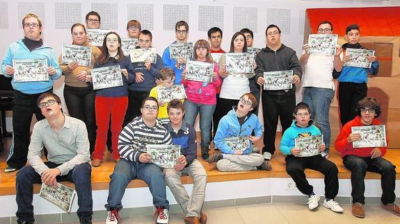 Los niños y jóvenes de la Asociación de Síndrome de Down de Palencia posan con los calendarios que venden para obtener fondos para sus actividades. 