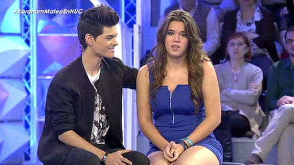 Abraham Mateo junto a Itziar. 