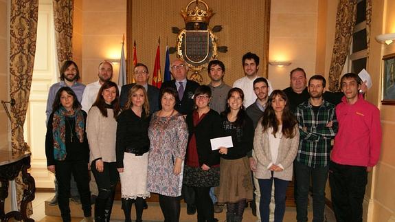Los emprendedores que recibieron las subvenciones, con la alcaldesa y el concejal de Empleo. El Norte