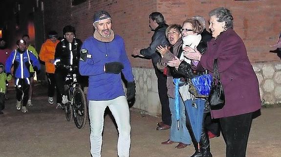 Arenas, entrando en la dársena del Canal en marzo de 2012, en una carrera contra el cáncer. 