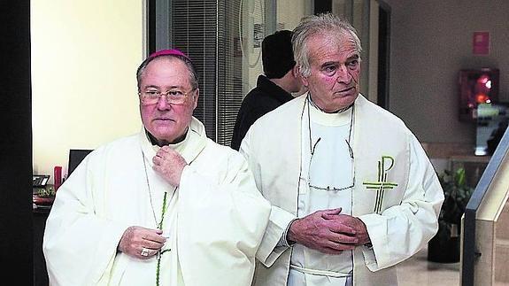 El director de la fundación, Juan José Martínez, a la derecha, con el obispo de Palencia, Esteban Escudero. 