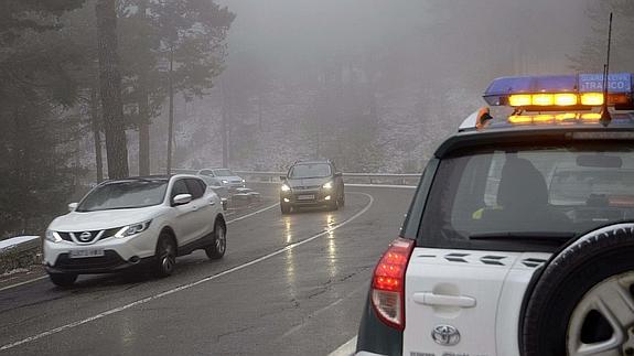Tráfico en el puerto de Guadarrama. Efe
