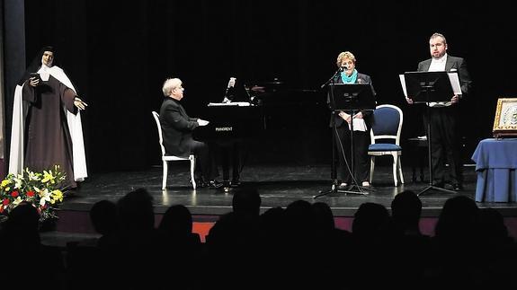 Paloma Gómez Borrero recita los poemas en el teatro Principal, acompañada por el barítono Luis Santana y el pianista Antonio López Serrano.