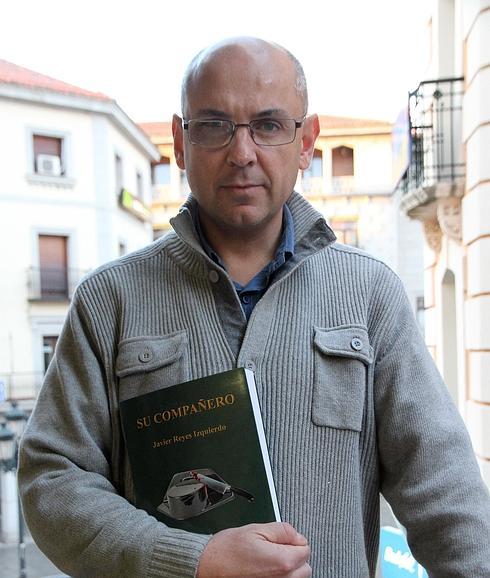 Javier Reyes posa con su último libro, ‘Su compañero’.