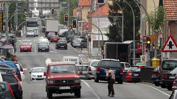 Vehículos en la travesía de San Rafael, en el término de El Espinar. El Norte