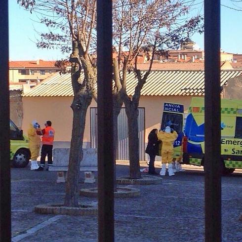 Momento en el que la ambulancia ha acudido a recoger al paciente a Olmedo.