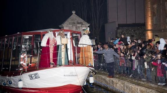 Los Magos llegan a la dársena ri