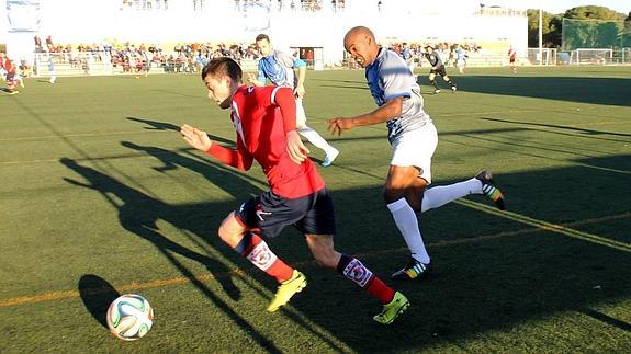 El lateral izquierdo del Simancas Álex ante Ayrton, en una de sus incursiones ofensivas.