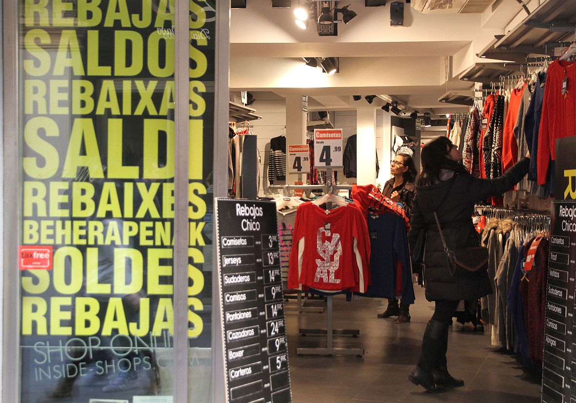 Una mujer pasea por un comercio de Segovia con rebajas. 