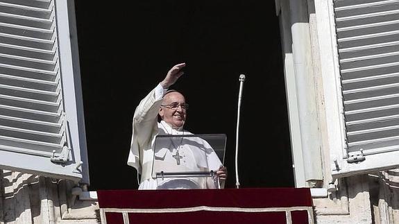 El Papa saluda a los fieles desde el ventanal del Palacio Vaticano el pasado 4 de enero. 