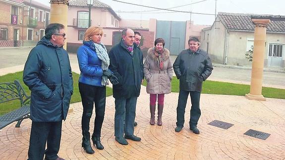 José María Hernández, en el centro, y Miguel del Valle, a la izquierda, con miembros de la corporación de Calzada de los Molinos.