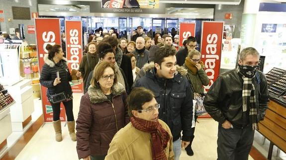 Los clientes acceden a El Corte Inglés de Paseo Zorrilla a primera hora de la mañana. 