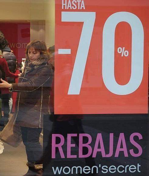 Cartel de rebajas en El Corte Inglés de Valladolid. 