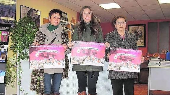 Las agraciadas en Astudillo muestran los carteles del sorteo.