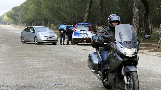 Un motorista llega a la antigua zona de acampada. 