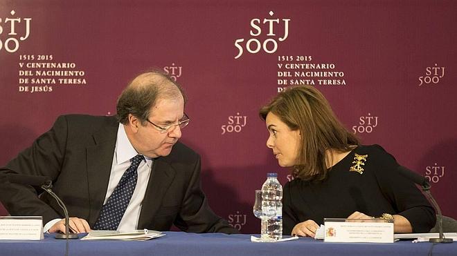 Juan Vicente Herrera y Soraya Sáenz de Santamaría, en Avila, en el primer encuentro de la comisión, en 2013..