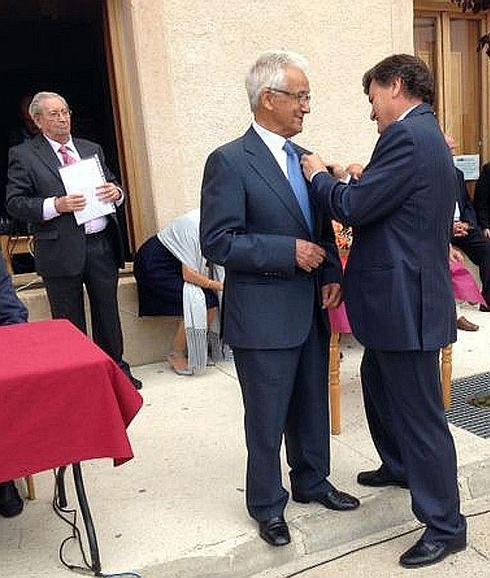 Francisco Vázquez impone a Ricardo Díez la insignia de oro y brillantes de la Diputación al cumplir 50 años como alcalde.