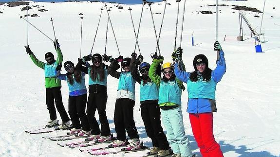 Un grupo de palentinos participan en las actividades en la nieve en Candanchú (Huesca). 