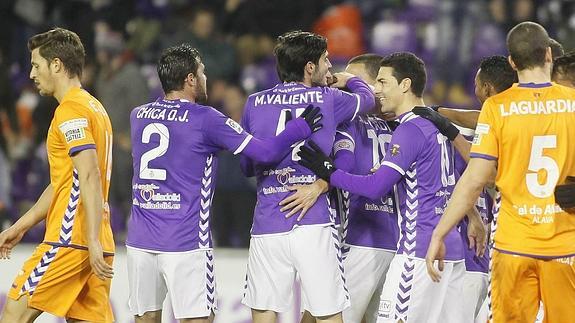 Los jugadores del Real Valladolid celebran el gol de Álvaro Rubio.