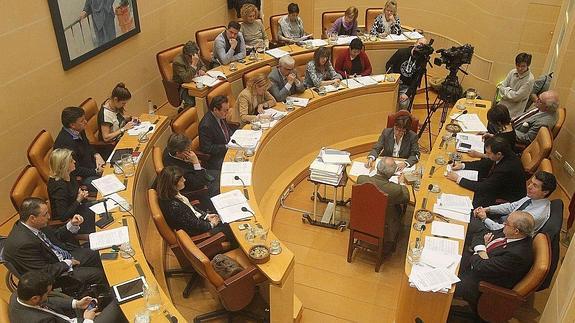Vista parcial del hemiciclo durante una sesión de pleno del Ayuntamiento de Segovia.