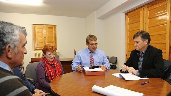 El presidente de la Diputación (d) escucha al alcalde. El Norte