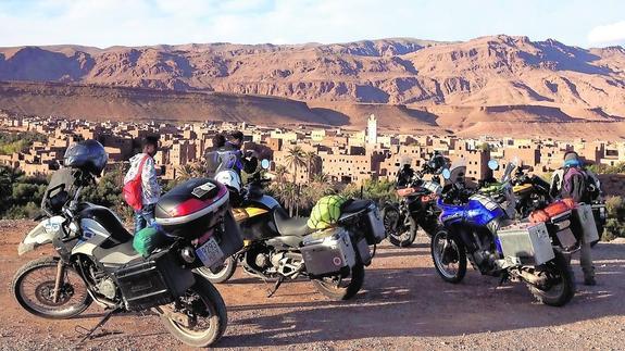 Los aventureros de la meseta, ante la espectacular Garganta del Dades, en Marruecos. 