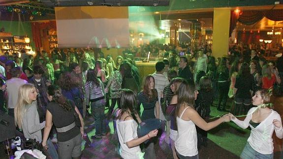 Los impuestos y el 'botellón' ahogan el negocio de las discotecas