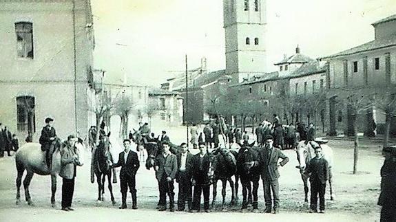 Foto antigua de la celebración del día de San Antón en Fuentes de Nava.