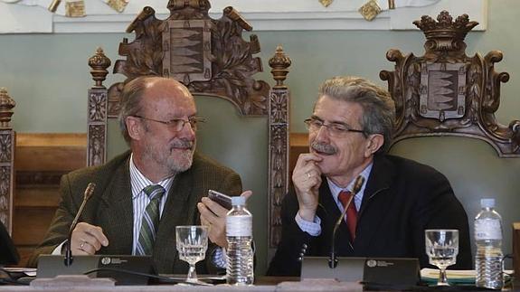 El alcalde de Valladolid, Francisco Javier León de la Riva, muestra un mensaje al concejal Manuel Sánchez. 