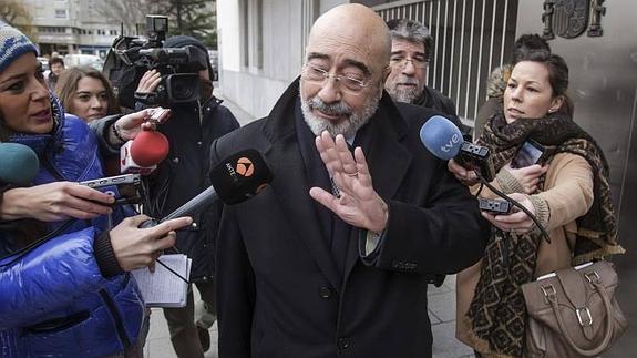 El expresidente de Caja Burgos, José María Arribas , imputado por la supuesta comisión de un delito de administración fraudulenta y desleal, a su llegada a los juzgados donde prestó declaración. / 