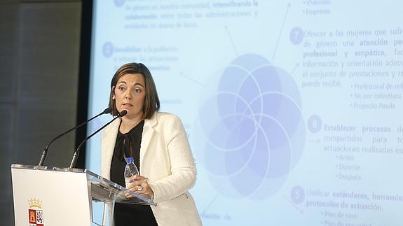 La consejera de Familia, Milagros Marcos, durante su intervención. 